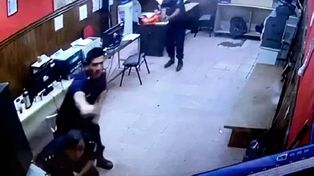 Captura de video del asalto a la comisaría por el que había sido condenado el hombre al que ahora Casación absolvió.