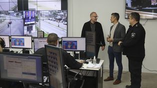 El ministo de Gestión Pública, Marcos Corach, recorrió la central de despacho del 911.