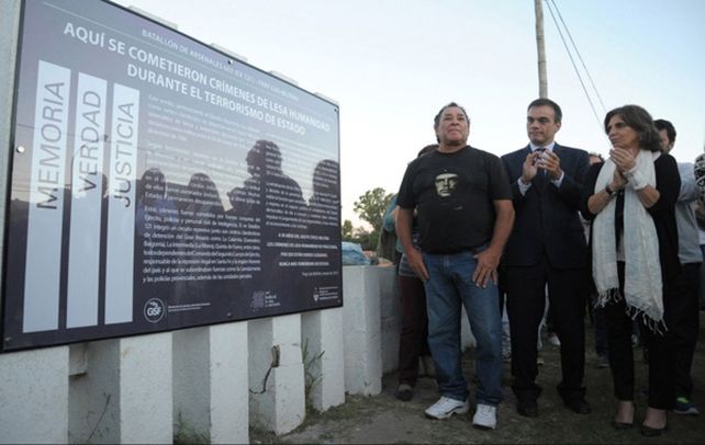 Cartel. Un letrero contra el olvido frente al ingreso al establecimiento.