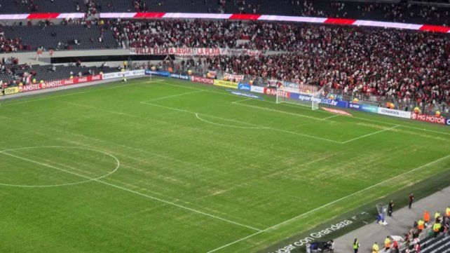El campo de juego del Estadio Monumental luce bastante mal.