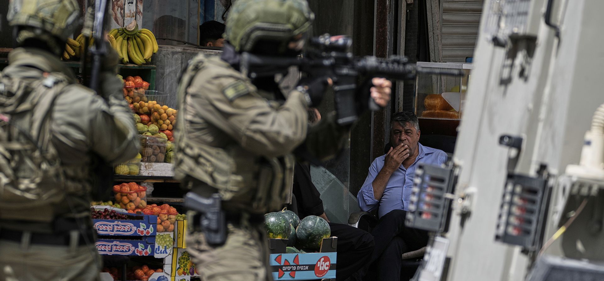 Un palestino observa a soldados israelíes tomando posiciones en una calle durante una incursión militar en la ciudad cisjordana de Nablus, el martes 27 de mayo de 2025. (Foto AP/Majdi Mohammed) Un palestino observa a soldados israelíes tomando posiciones en una calle durante una incursión militar en la ciudad cisjordana de Nablus, el martes 27 de mayo de 2025. (Foto AP/Majdi Mohammed)