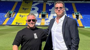 Maxi López y el empresario inglés Paul Richardson, uno de los socios del grupo inversor, posan dentro del campo de juego del Birmingham.