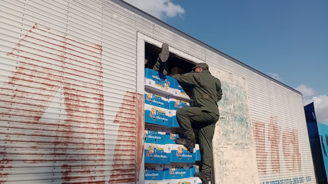 Personal de Gendarmería revisa el camión que transportaba cocaína.