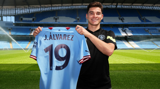 Julián Álvarez fue presentado ante una multitud en Manchester City