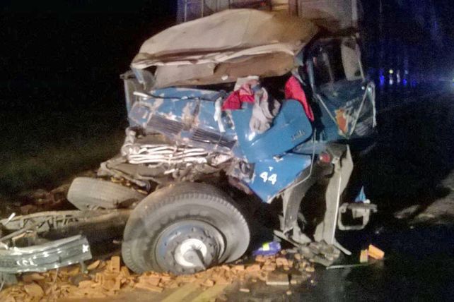 Impactante choque de camiones en la ruta 12