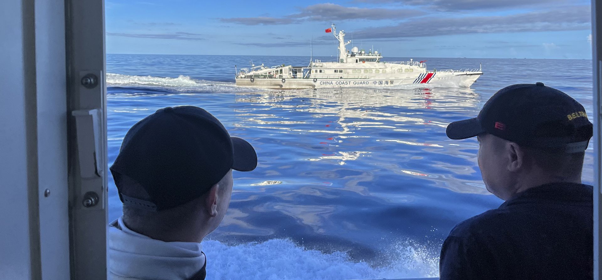 Un barco de la guardia costera china maniobra junto al barco de la guardia costera filipina BRP Cabra mientras se acercan a Second Thomas Shoal, conocido localmente como Ayungin Shoal, durante una misión de reabastecimiento en el disputado Mar de China Meridional. (Foto AP/Jim Gómez, Archivo) Un barco de la guardia costera china maniobra junto al barco de la guardia costera filipina BRP Cabra mientras se acercan a Second Thomas Shoal, conocido localmente como Ayungin Shoal, durante una misión de reabastecimiento en el disputado Mar de China Meridional. (Foto AP/Jim Gómez, Archivo)