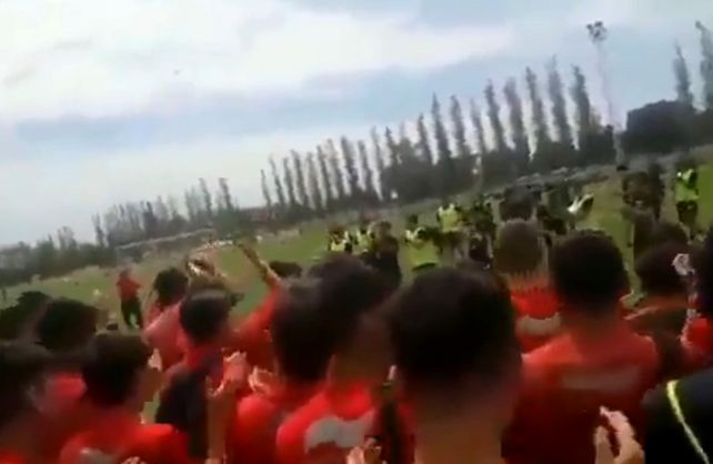 El apoyo a puro canto de los juveniles de Colón al plantel antes del viaje a Asunción