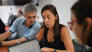 La secretaria de Gobierno de Villa Gobernador Gàlvez, Victoria Culasso indicó que el playón polideportivo se construirá con aportes del Fondo de Financiamiento Educativo.