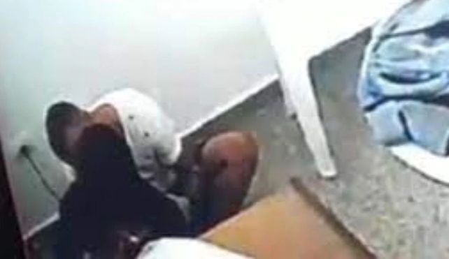 In fraganti. Al preso condenado a perpetua y a la jueza se lo ven como si se besaran. Ella lo negó. (Imagen de video)&nbsp;