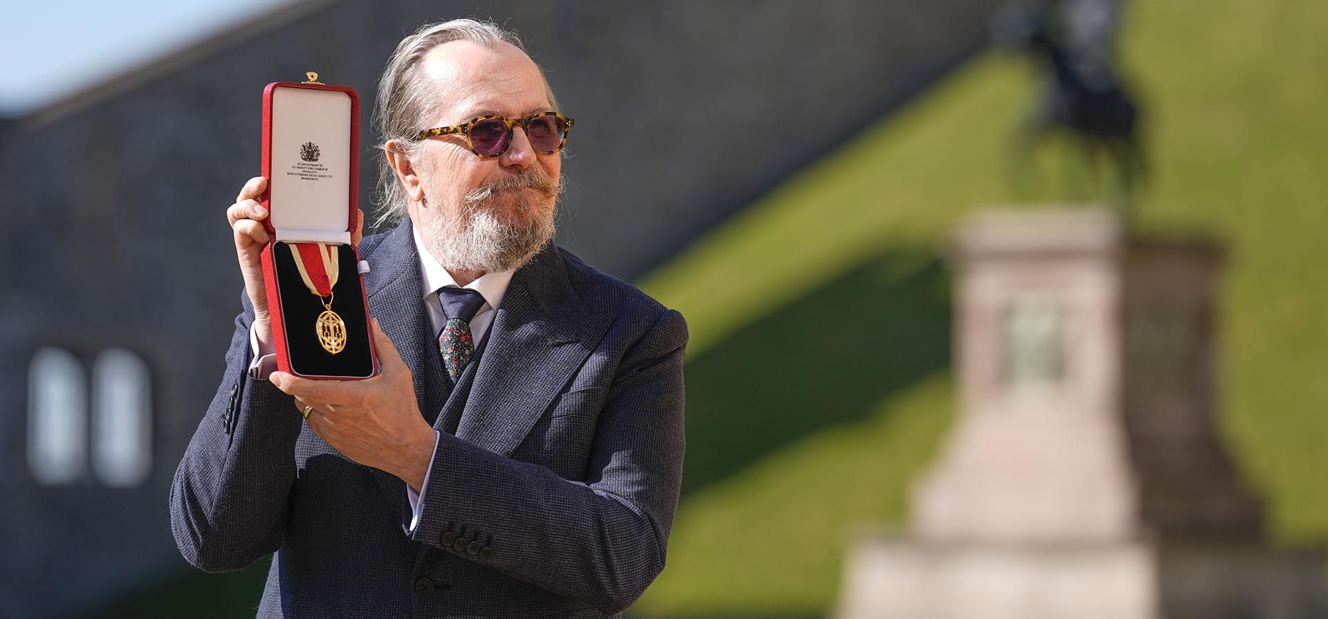 El actor Gary Oldman posa para una foto tras ser nombrado Caballero Soltero en una ceremonia de investidura en el Castillo de Windsor, en Windsor, Inglaterra, el martes 30 de septiembre de 2025. (Andrew Matthews/Pool Photo vía AP) El actor Gary Oldman posa para una foto tras ser nombrado Caballero Soltero en una ceremonia de investidura en el Castillo de Windsor, en Windsor, Inglaterra, el martes 30 de septiembre de 2025. (Andrew Matthews/Pool Photo vía AP)