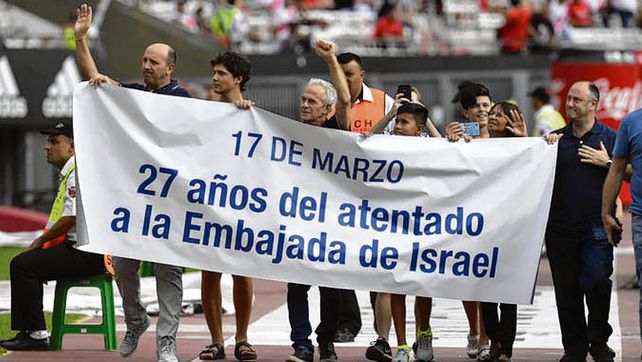 Homenaje. Familiares de víctimas del atentado a la Embajada