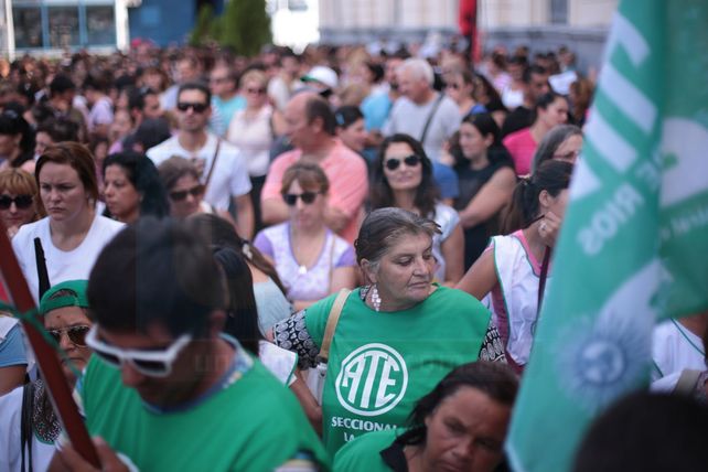 Estatales y docentes marcharon a Casa de Gobierno en repudio del techo del 18% y denunciaron aprietes