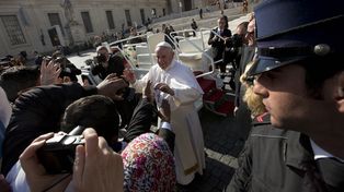 Nuevas denuncias sobre las intrigas y el derroche de la curia romana
