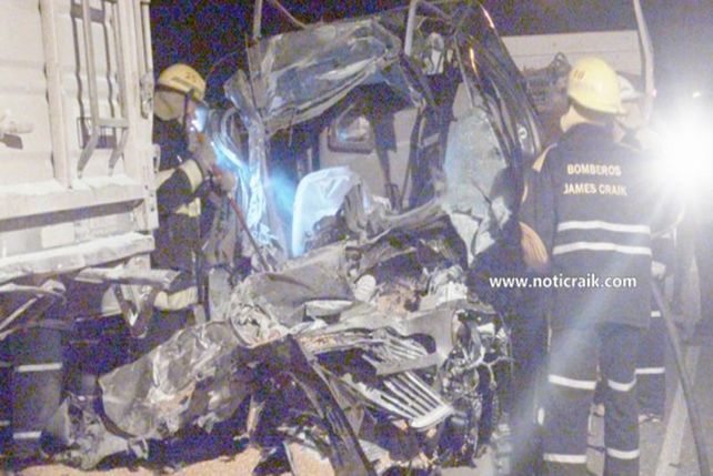 La Policía aseguró que el auto se incrustó detrás del camión y no se registraron frenadas