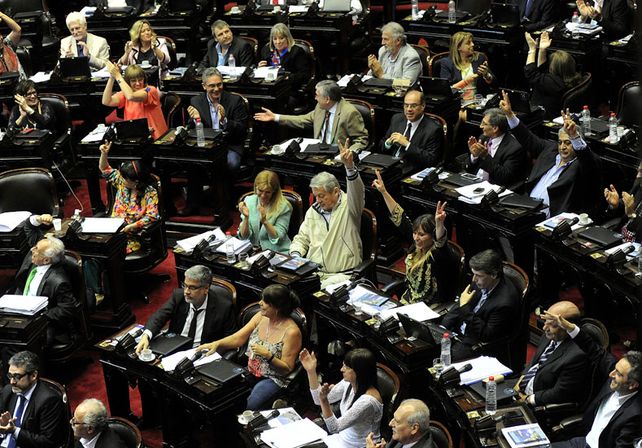En polémica sesión, el oficialismo aprobó un paquete de proyectos que benefician a trabajadores