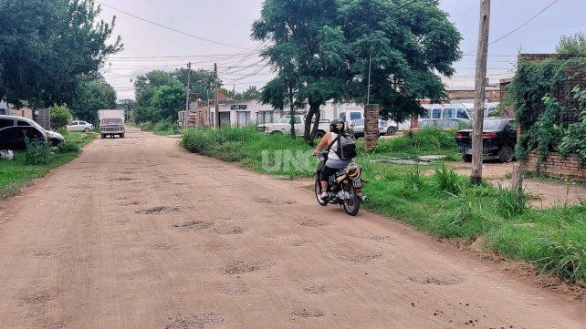 Vecinos denuncian que las calles de barrio La Esmeralda se encuentran intransitables.