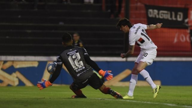 Volvió con todo. Mauro canjeó por gol la primera pelota que tocó frente a Patronato