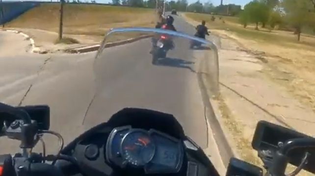 Los agentes motorizados divisaron a un delincuente en una moto con pedido de captura y lo persiguieron por distintas calles de zona sur. (Imagen de video)
