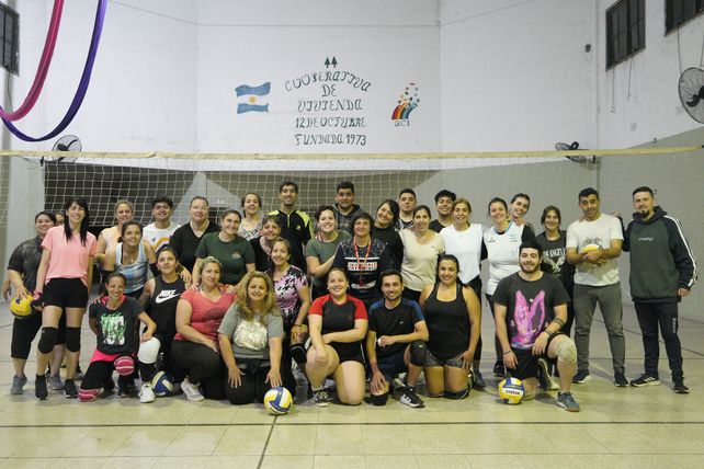 El grupo de vóley que entrena Fabiana en la cooperativa 12 de Octubre en barrio La Florida.