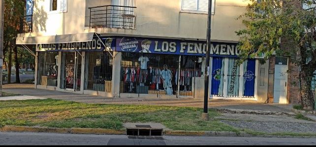 Dos delincuentes armados asaltaron un local comercial en barrio Villa María Selva