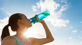Los especialistas remarcan que la sed no siempre funciona como un indicador confiable