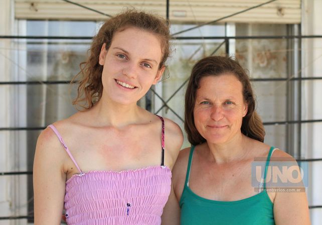 Jesica y Nora. Ambas ponderaron que el centro de salud permanece mucho tiempo cerrado.   Foto UNO/Juan Ignacio Pereira