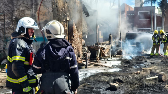 Explosión de tanques de gasoil en Totoras: el combustible ardió en las calles y alcanzó vehículos y viviendas Explosión de tanques de gasoil en Totoras: el combustible ardió en las calles y alcanzó vehículos y viviendas