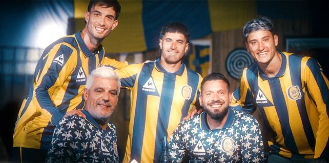 Roberto Bonano y Fatu Broun posaron con la camiseta de arquero de Central en homenaje a la Copa Conmebol.