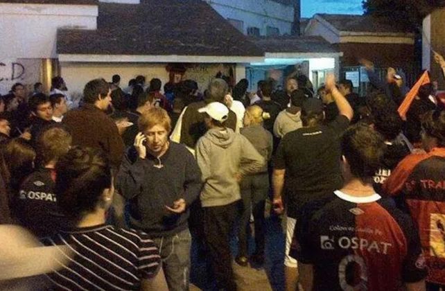 El 23 de octubre del 2013 los hinchas de Colón tomaron el club y pidieron la salida de Germán Lerche.