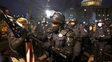 tensión. Policías antidisturbios se enfrentan a los manifestantes concentrados en las afueras del Capitolio una vez producido el desalojo.