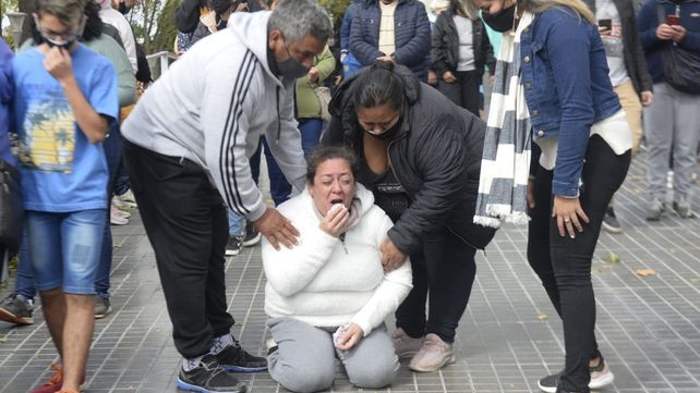 La mamá de Diego reclamó de rodillas por la liberación de su hijo.