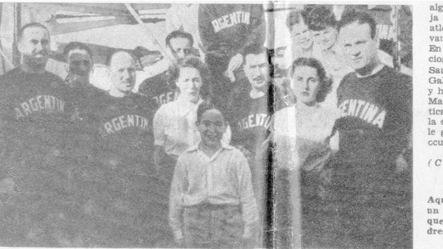 Gonzalo, hijo, y Angélica, esposa, de Manuel Torrente, con parte de la delegación argentina.