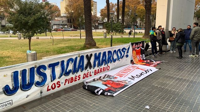 Familiares y amigos de Marcos Guenchul durante uno de los reclamos de justicia por el personal trainer.  