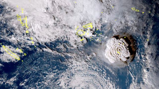 Así se vio desde el espacio la erupción del volcan de la isla de Tonga.