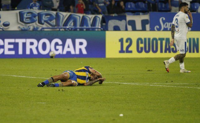 Emanuel Coronel quedó tendido tras el golpe de Elías Gómez. Fue penal para Central.