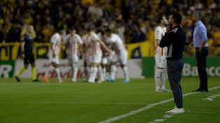 Carlos Tevez observa y piensa tras el gol que recibió su equipo ante Unión. (LA CAPITAL/Leonardo Vincenti)