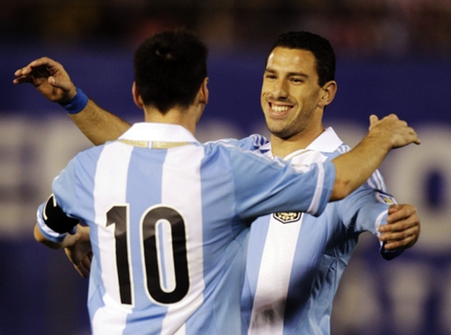 Abrazo de gol. La Fiera festeja junto a la Pulga un gol en las eliminatorias previas a Brasil 2014.