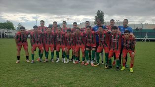 La formación de Coronel Aguirre el día que se enfrentó a PSM Fútbol. El club de Villa Gobernador Gálvez fue sancionado por la violencia de sus jugadores.