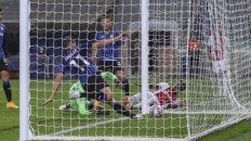 Traoré, en el piso, observa la pelota dentro del arco italiano, en el que fue su gol (2º de Ajax). Traoré, en el piso, observa la pelota dentro del arco italiano, en el que fue su gol (2º de Ajax).