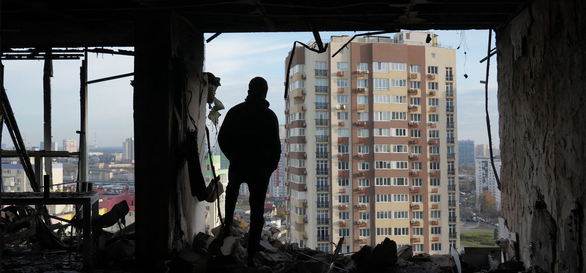 Una persona mira desde un apartamento destruido en una propiedad residencial después de que los ataques aéreos nocturnos de Rusia dañaran edificios en toda la ciudad, Kiev, Ucrania. Fotografía: Oleksii Filippov / AFP / Getty Images Una persona mira desde un apartamento destruido en una propiedad residencial después de que los ataques aéreos nocturnos de Rusia dañaran edificios en toda la ciudad, Kiev, Ucrania. Fotografía: Oleksii Filippov / AFP / Getty Images