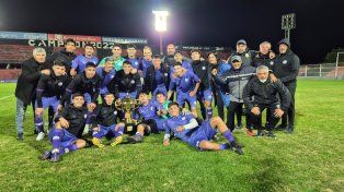 El equipo de Paraná con la copa ganada en el Grella. El equipo de Paraná con la copa ganada en el Grella.