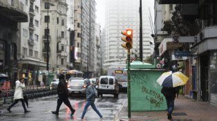 La avenida 18 de Julio, en Montevideo, toda una postal del mal tiempo que vive la ciudad.