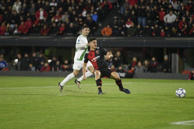 El Zorro ya conectó de derecha y la pelota llegará al fondo de la red para el segundo de Newell’s