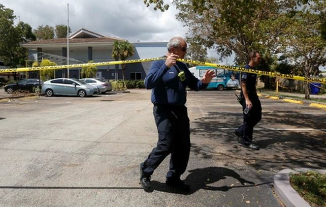 norte de miami. Bomberos colocan la cinta perimetral en el complejo donde murieron abuelos.