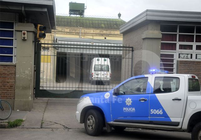 Los disturbios en el acceso al hospital fueron disueltos por personal policial / Foto: José Busiemi - Uno Santa Fe