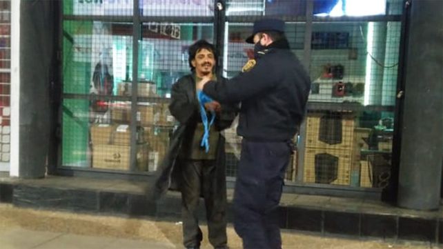 Paraná: Un policía le colocó un barbijo a una persona sorda en situación de calle