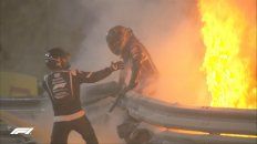El piloto Grosjean logró salir entre el fuego y los fierros retorcidos tras el choque. El piloto Grosjean logró salir entre el fuego y los fierros retorcidos tras el choque.