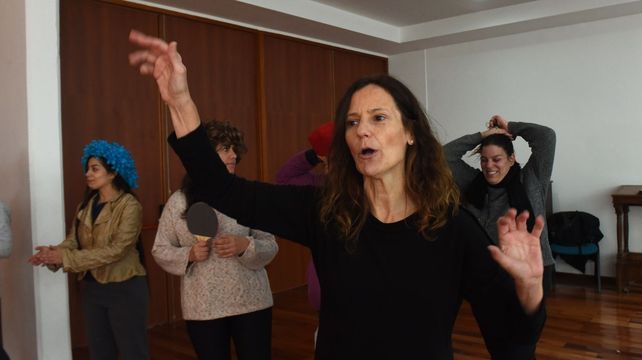 La profesora del taller de teatro Jorgelina Santambrosio.