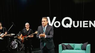 Marcelo Gianserra, con banda en vivo, al frente de su programa Vo quién so, en TVR.&nbsp;