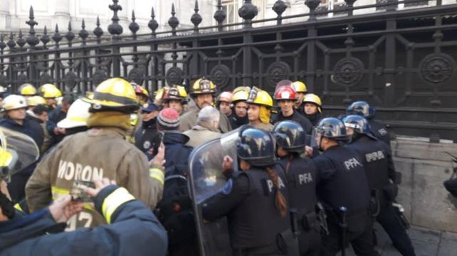 Reprimieron a los Bomberos Voluntarios que protestaban frente al Congreso de la Nación